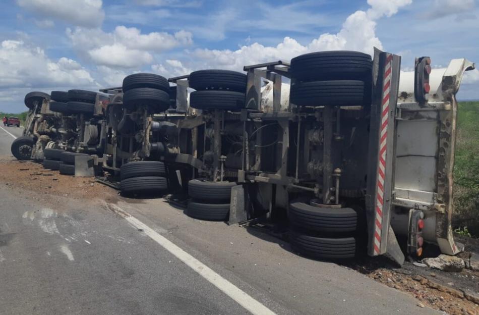 Itaguaçu da Bahia: Caminhão tomba e deixa mãe e filha feridas