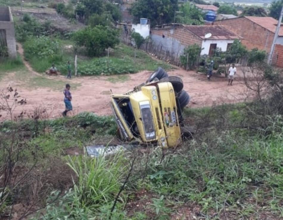 Caminhão tomba em rodovia no município de Morro do Chapéu