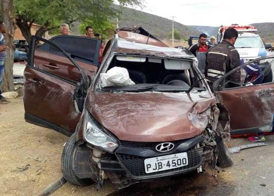 Colisão entre carros deixa motoristas feridos em Cafarnaum; região de Irecê