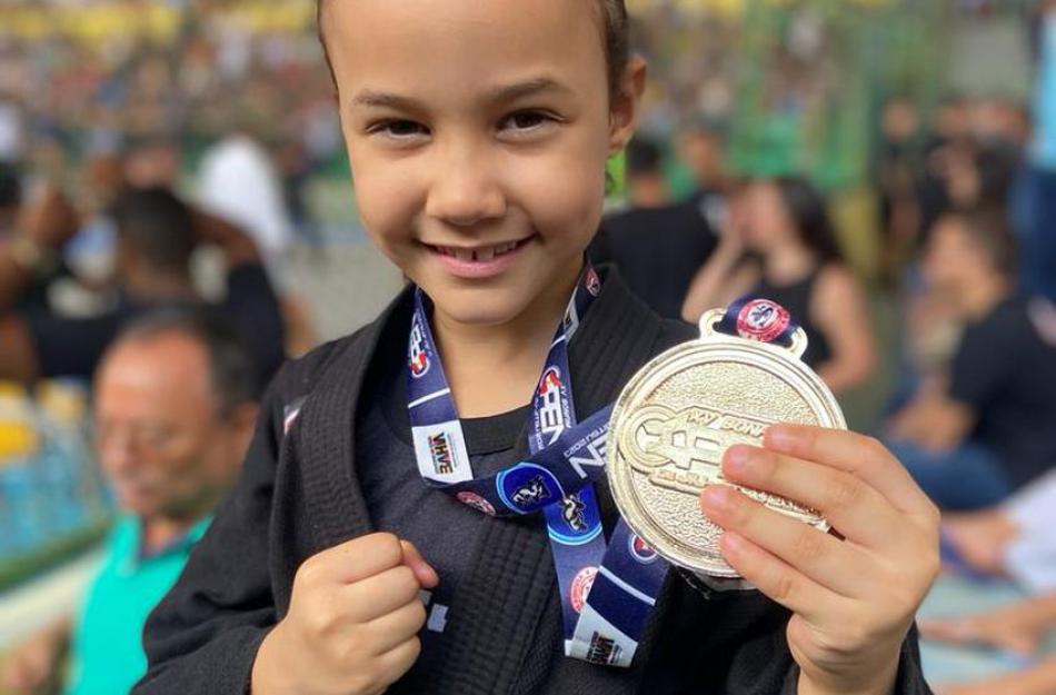 Promessa do jiu-jítsu de Irecê: Beatriz Dourado, 7 anos, conquista medalha de Ouro na Categoria Masculina no XV Bonfim Open de Jiu-jítsu