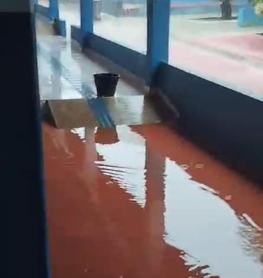 Gentio do Ouro: Vereador grava vídeos durante chuva e mostra CEMGO alagado, com água escorrendo pelas paredes e goteiras em sala de aula