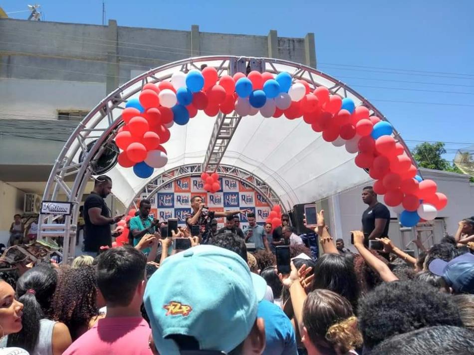 Cantor Devinho Novaes participa de inauguração de loja em Xique-Xique