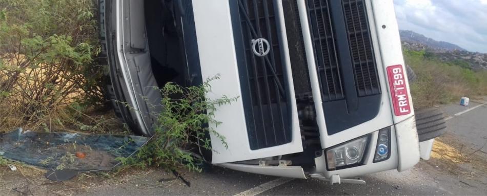 Carreta que transportava milho tomba em Xique-Xique