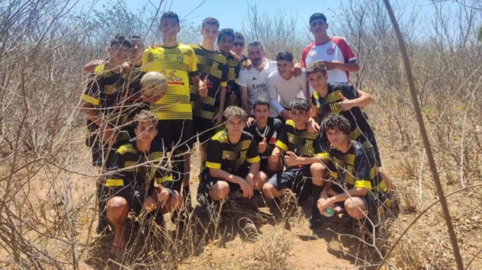 Itajubaquara: Sem alternativa, jovens fazem vaquinha para comprar terreno para construção de um campo de futebol