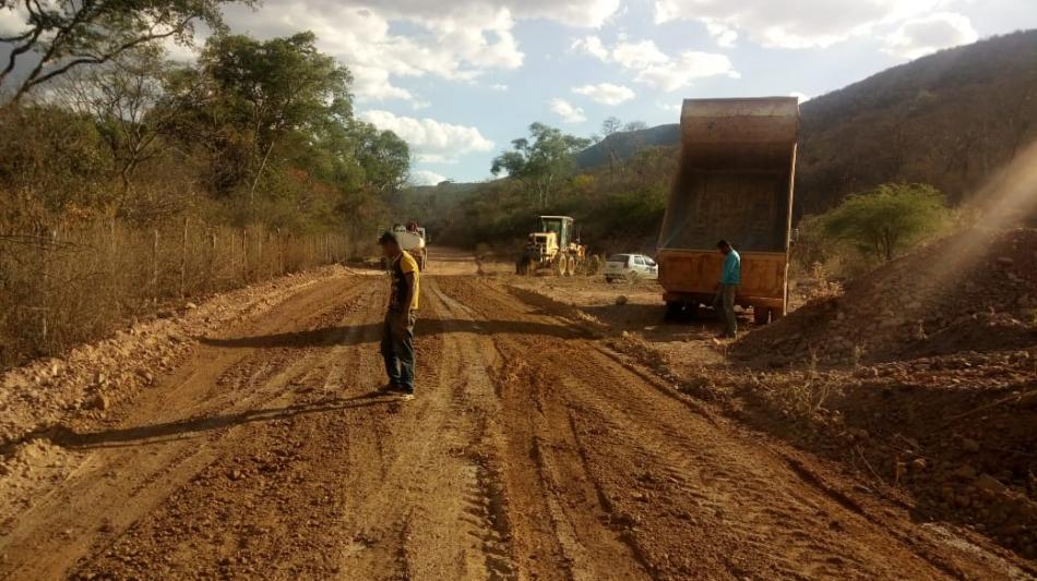 Prefeitura de Gentio do Ouro recupera estradas vicinais na zona rural do município