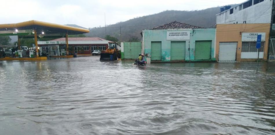 Miguel Calmon: Chuva forte alaga ruas e alegra moradores na cidade 