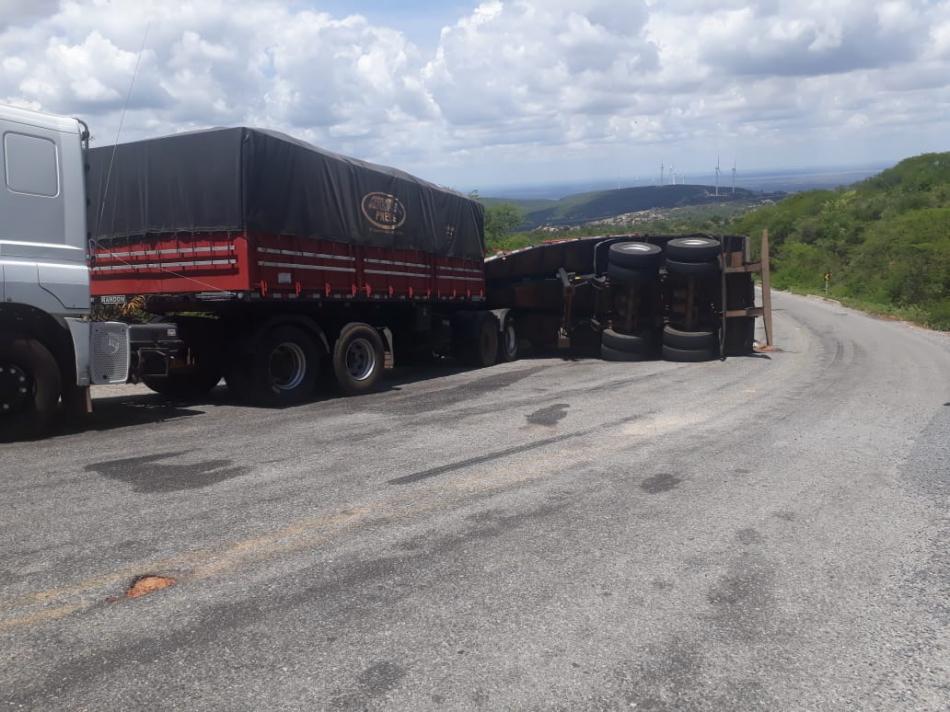 Gentio do Ouro: Carreta tomba na subida do Corte de Andarilho e causa fechamento parcial de pista