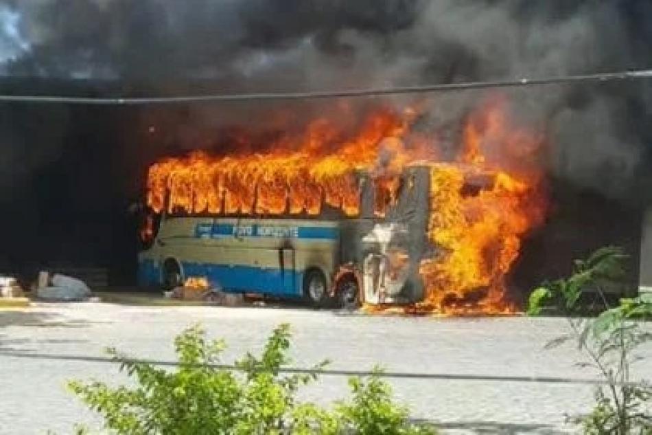 VÍDEO: Ônibus da viação Novo Horizonte pega fogo e fica destruído