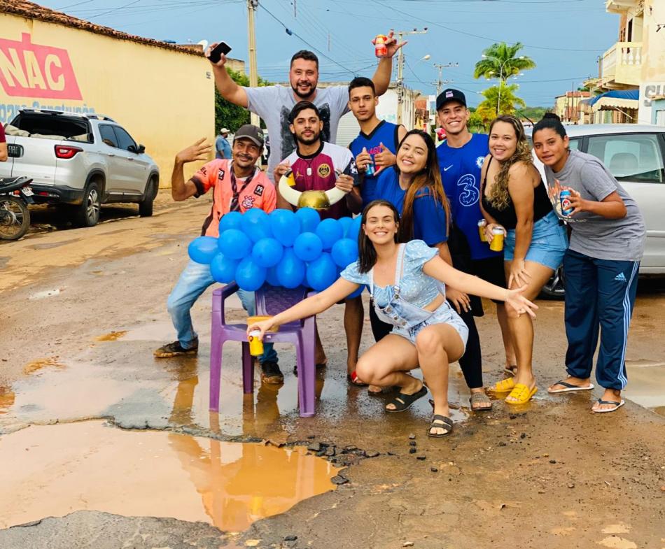 Jovens de Gameleira, em Barro Alto, comemoram aniversário de buraco: “10 anos, já tá um rapaz!”