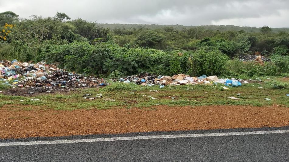 Denúncia: Prefeitura de Gentio do Ouro descarta lixo irregularmente às margens de rodovia