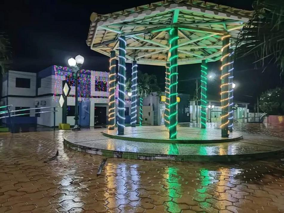 Praça Vanderlino Vieira, em Gentio do Ouro, ganha decoração natalina