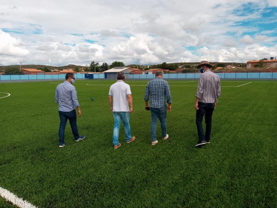 Equipe técnica visita obras do estádio de Gentio do Ouro