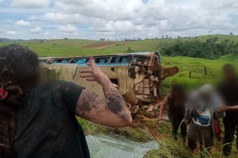 VÍDEO: Ônibus da Novo Horizonte tomba na BA-680, no Sul da Bahia