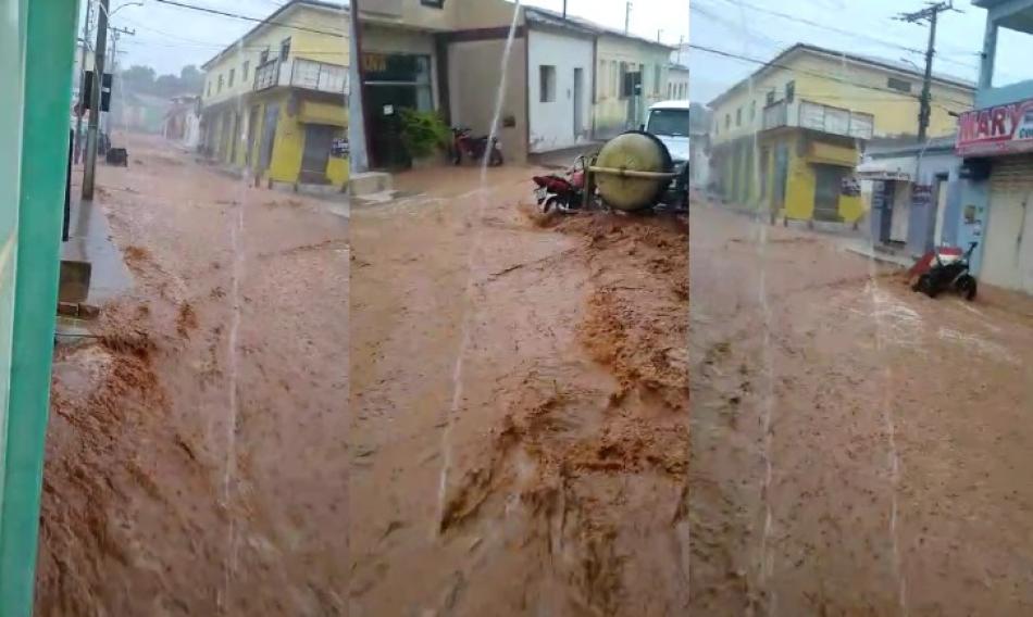 VÍDEO: Temporal causa inundação de ruas em Gentio do Ouro