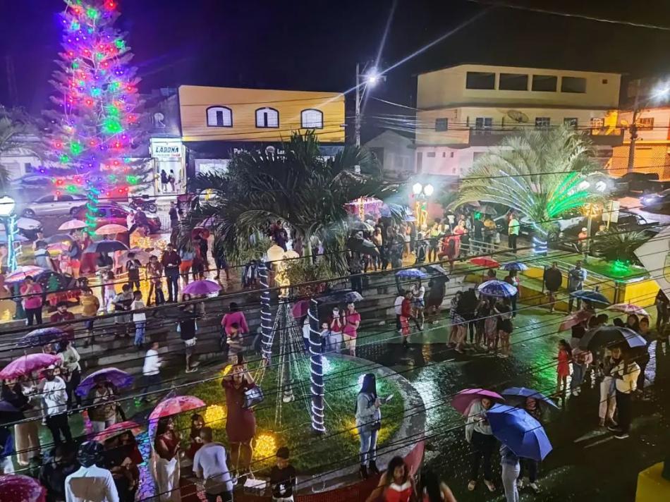 Iluminação de Natal na Praça Vanderlino Vieira, em Gentio do Ouro, é inaugurada