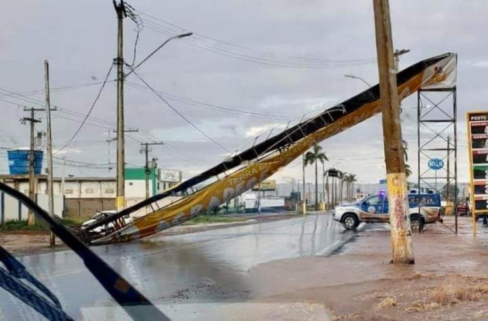 Chuva rápida acompanhada de ventos fortes causa estragos em Irecê, na tarde deste domingo