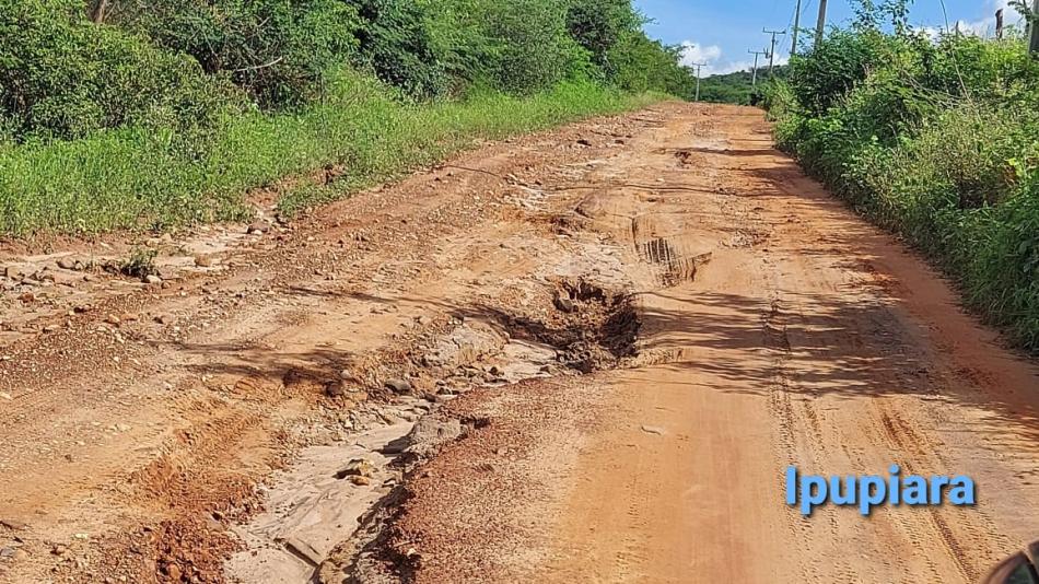 VÍDEO: Trechos da estrada que liga Gentio do Ouro a Ipupiara está praticamente intrafegável