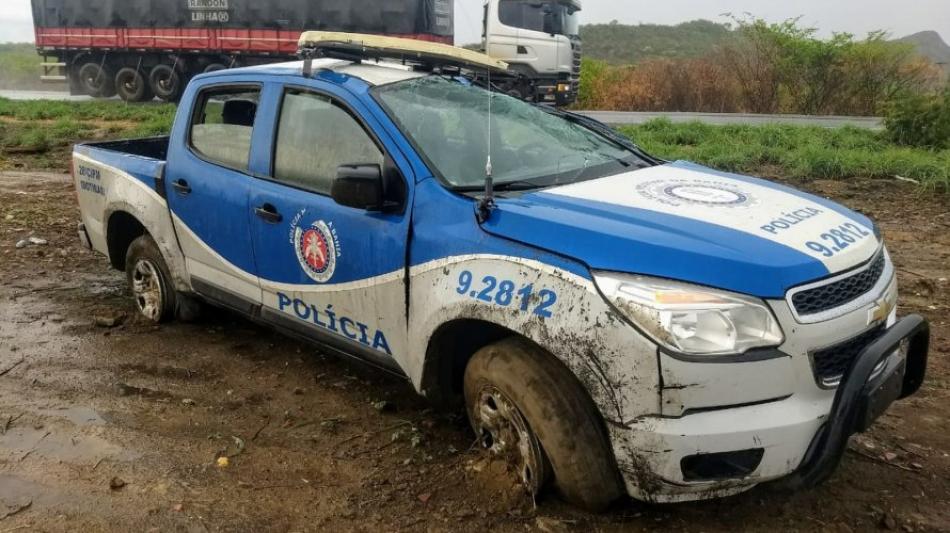 Ibotirama: Policiais militares ficam feridos após viatura capotar 