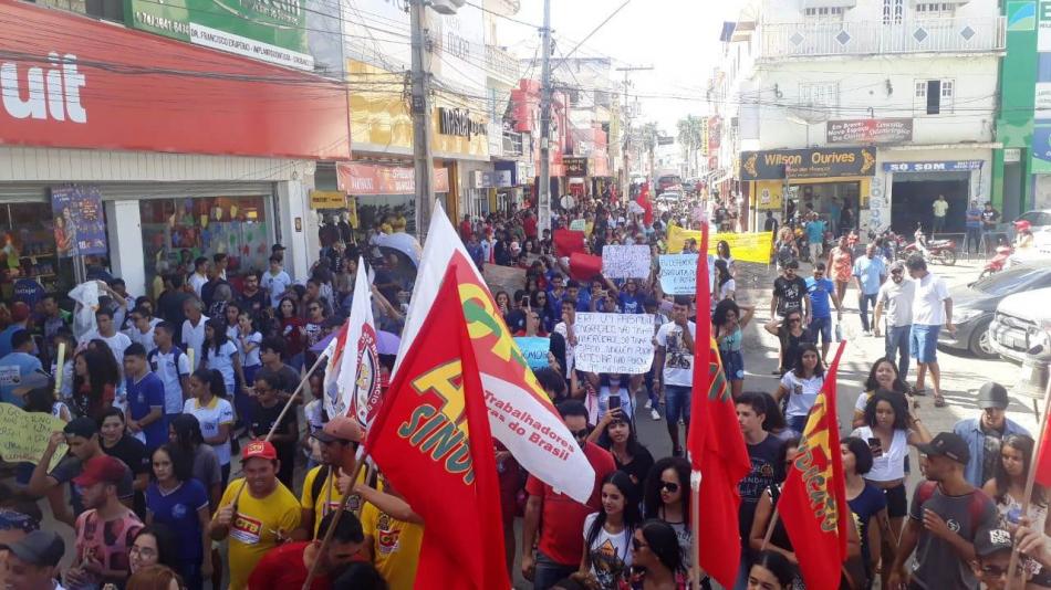 Irecê: Manifestação contra cortes na educação acontece pela segunda vez