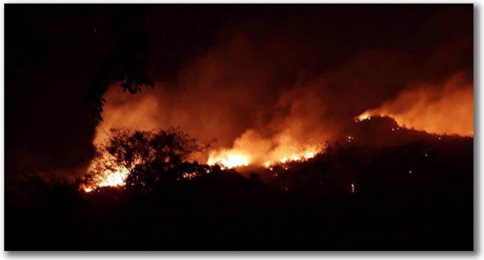 Uibaí: Incêndio consome vegetação em serra do município