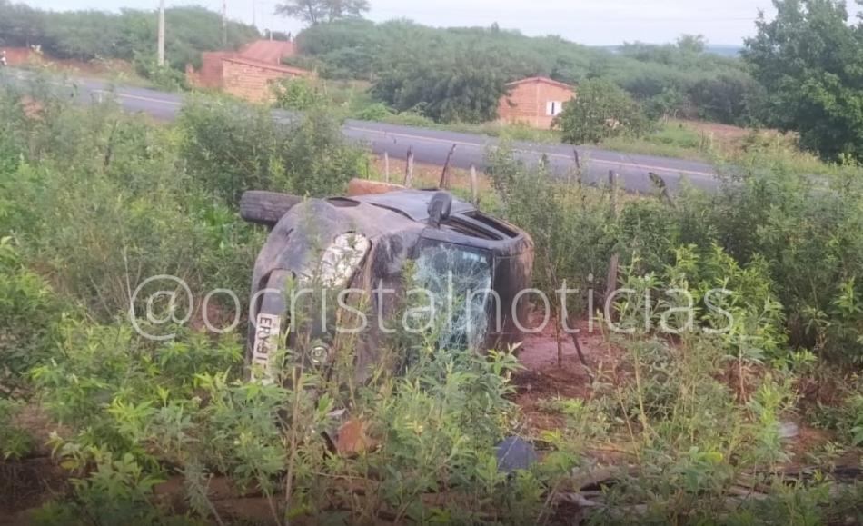 Ipupiara: Cinco pessoas ficam feridas após carro capotar na BA-156 