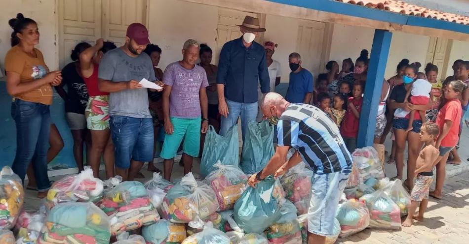 Prefeitura de Gentio do Ouro faz doação de cestas básicas em Buriti e Pedra Vermelha