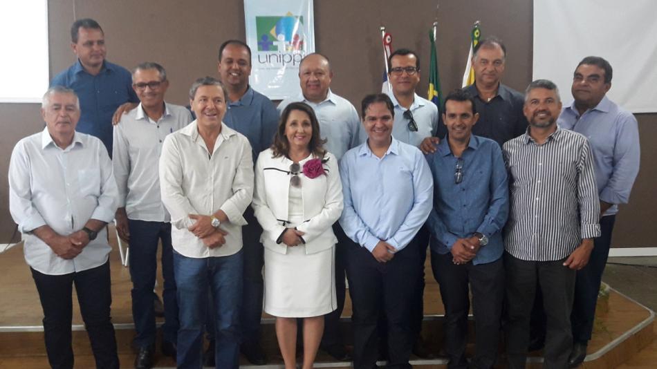 Prefeito de Gentio do Ouro marca presença em encontro da Unipi