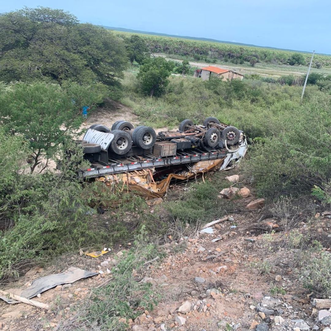 Caminhão sai da pista próximo à comunidade de Pedra Vermelha, tomba e mulher fica ferida  