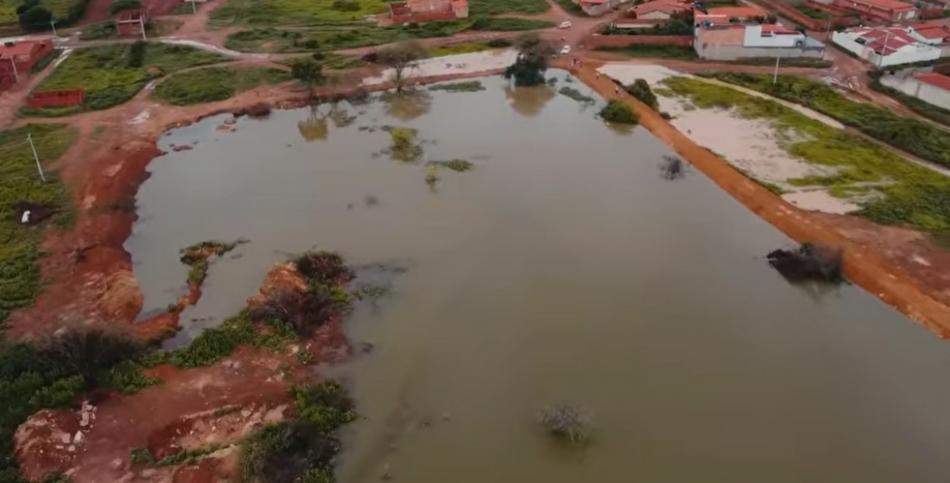 João Dourado: Forte chuva alaga ruas, invade casas e estabelecimentos comerciais