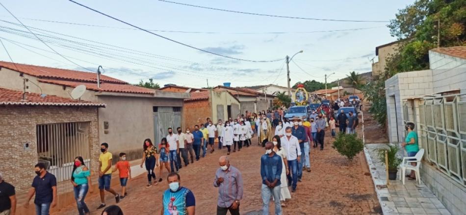 Procissão de Nossa Senhora do Rosário reúne centenas de fiéis em Gentio do Ouro