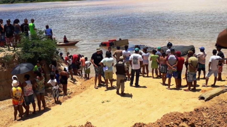 Caminhão cai de balsa e afunda em rio durante travessia entre Xique-Xique e Barra