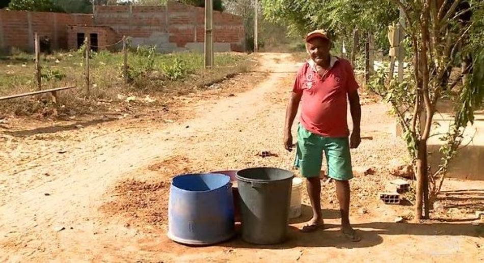 Moradores reclamam da falta de água há mais de 15 dias, em Barreiros de Itaguaçu da Bahia