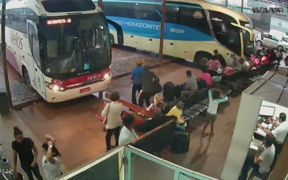 VÍDEO: Ônibus da Novo Horizonte invade plataforma de embarque e quase atinge passageiros