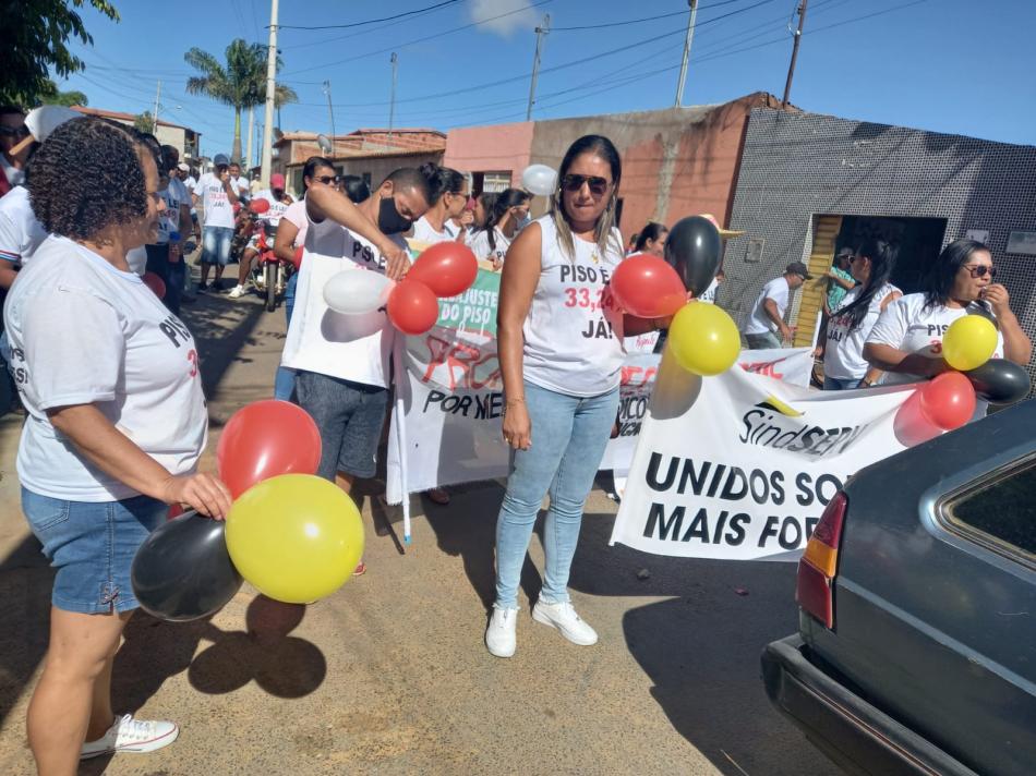 Greve em Gentio do Ouro continua, professores fazem passeata pela Avenida Ipupiara