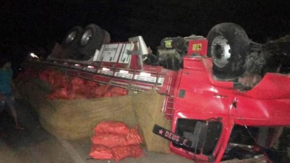 Acidente entre carro e caminhão deixa oito pessoas mortas em América Dourada