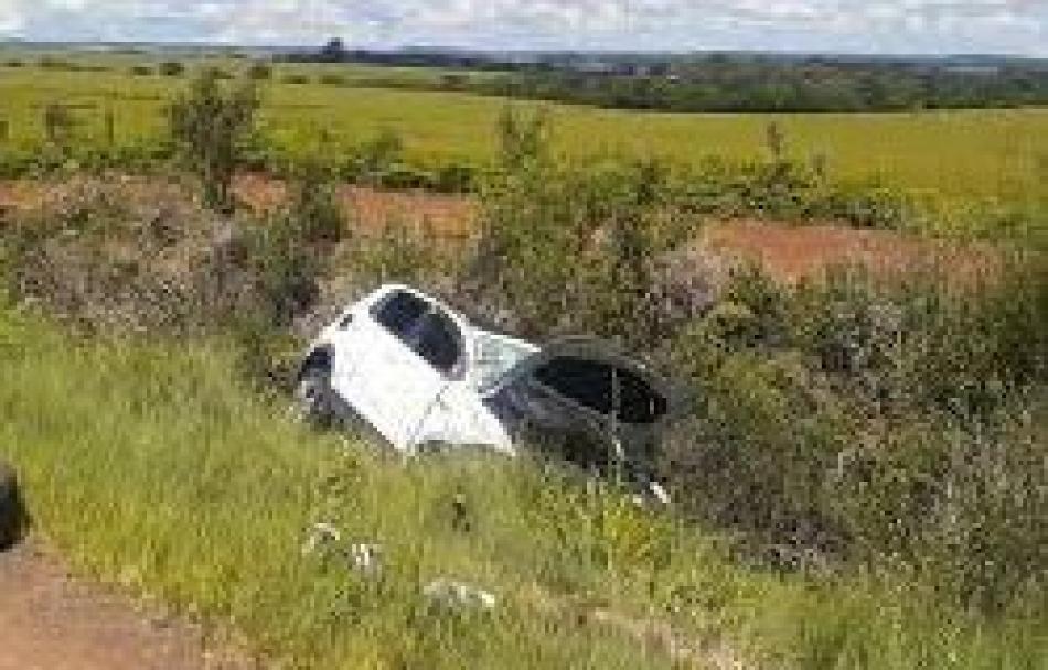 Uibaí: Motorista perde controle e cai em ribanceira; duas pessoas ficam feridas