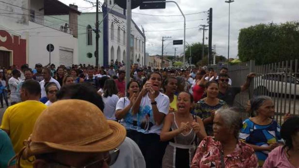 Juíza é vaiada por eleitores de Everton Rocha após deixar fórum de Jaguarari; Vídeo