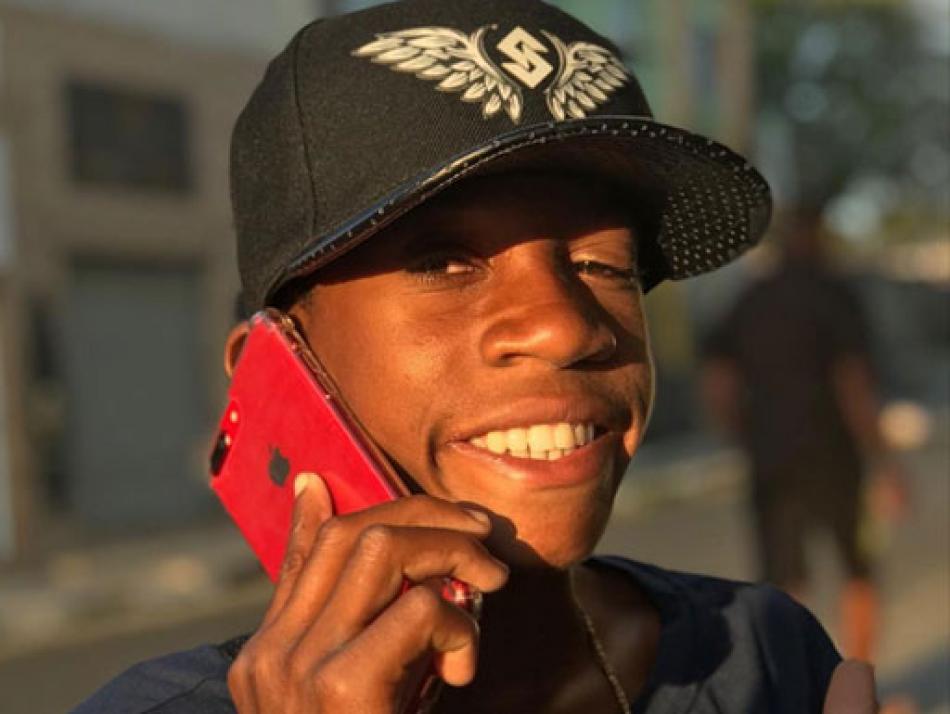 Cantor baiano Menor Nico, de 15 anos, é alvo de racismo: "É pesado de ler"