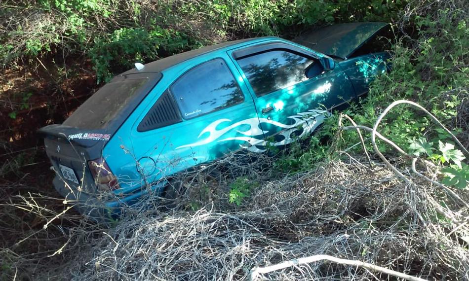 Gentio do Ouro: Motorista perde controle e veículo cai em ribanceira