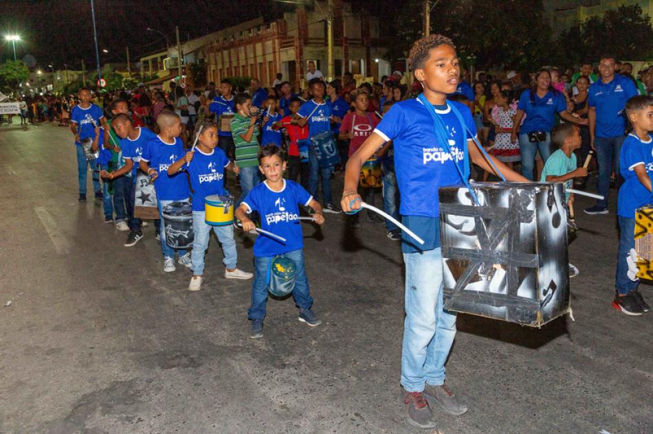 Xique-Xique: População aprova horário noturno do desfile de 7 de setembro. Banda Caixa de Papelão fez sucesso