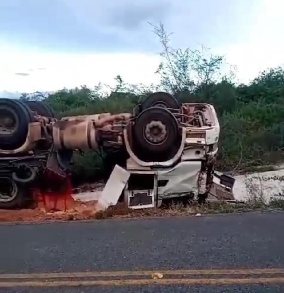 Gentio do Ouro: Caçamba carregada com areia capota na BR-330; motorista teve ferimentos leves