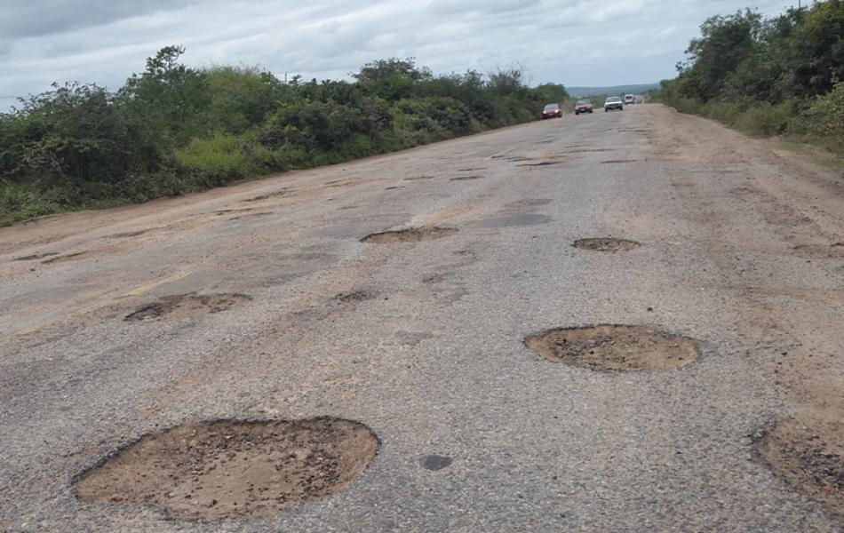 Motoristas reclamam dos buracos em rodovia que liga Irecê a Barra do Mendes