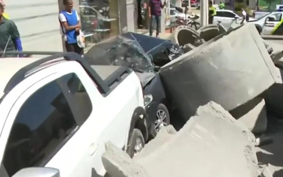 VÍDEO: Homem natural de Ipupiara tem carro destruído após carga de manilhas de concreto se solta de caminhão