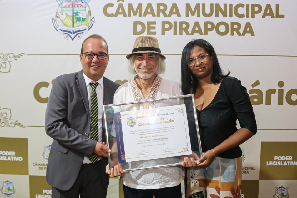 Cantor e compositor Inácio Loiola recebe título de Cidadão Piraporense