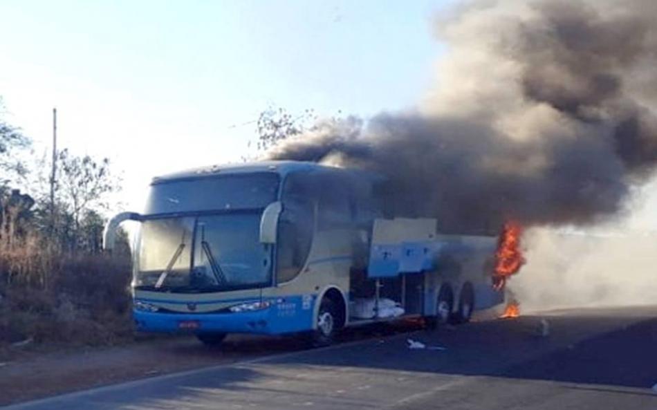 Ônibus da Novo Horizonte pega fogo na rodovia BR-122 em Minas Gerais