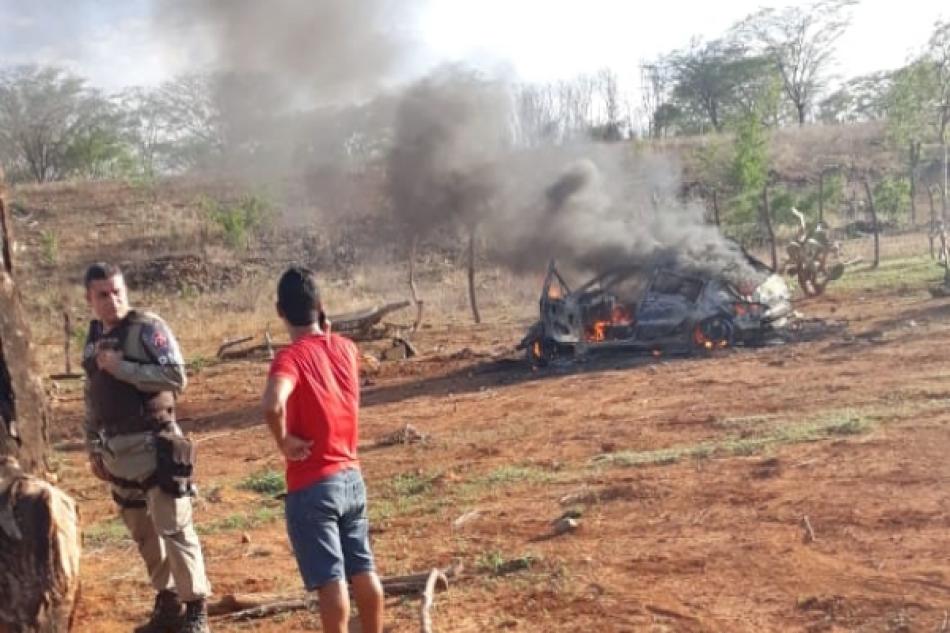 Em São Gabriel, na região de Irecê, carro cai em ribanceira, pega fogo e três pessoas morrem