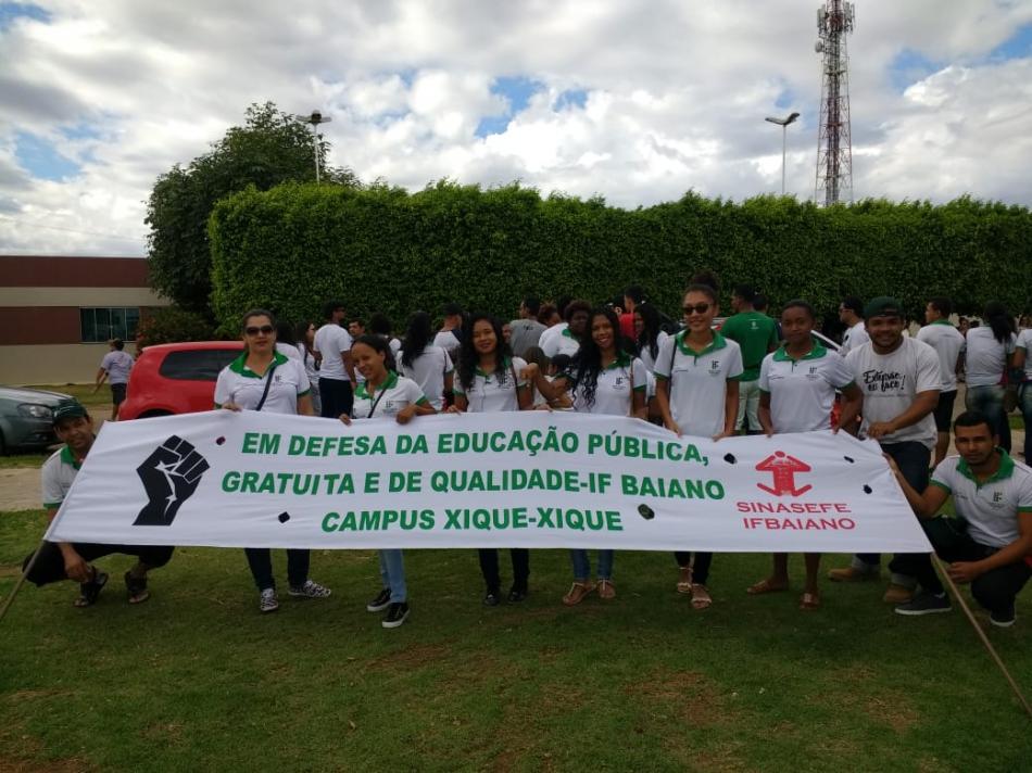 Xique-Xique vai às ruas em protesto contra cortes na educação