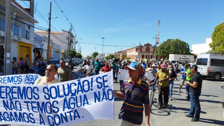 Contra aumento na tarifa e falta de abastecimento de água, manifestantes protestam em frente à sede da empresa Águas de Xique-Xique