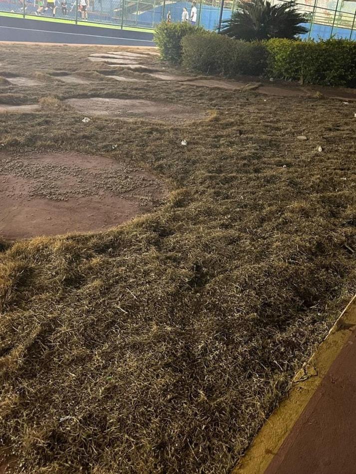  Gentio do Ouro: Moradores reclamam da grama seca e lixo deixado por visitantes no Complexo Poliesportivo Gildásio Barreto