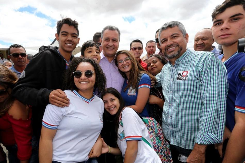 Em Irecê, Rui Costa inaugura avenida, entrega pavimentação e 3 ambulâncias à população